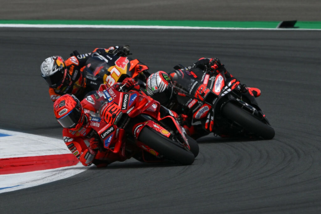 Marc Márquez (#93), Marco Bezzecchi (#72) i Pedro Acosta (#37) podczas Grand Prix Holandii MotoGP 2025