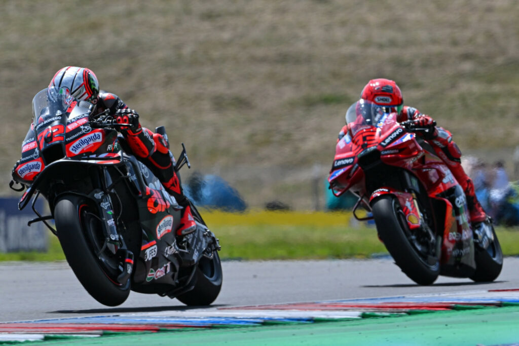 Marco Bezzecchi i Marc Márquez podczas Grand Prix Czech MotoGP 2025