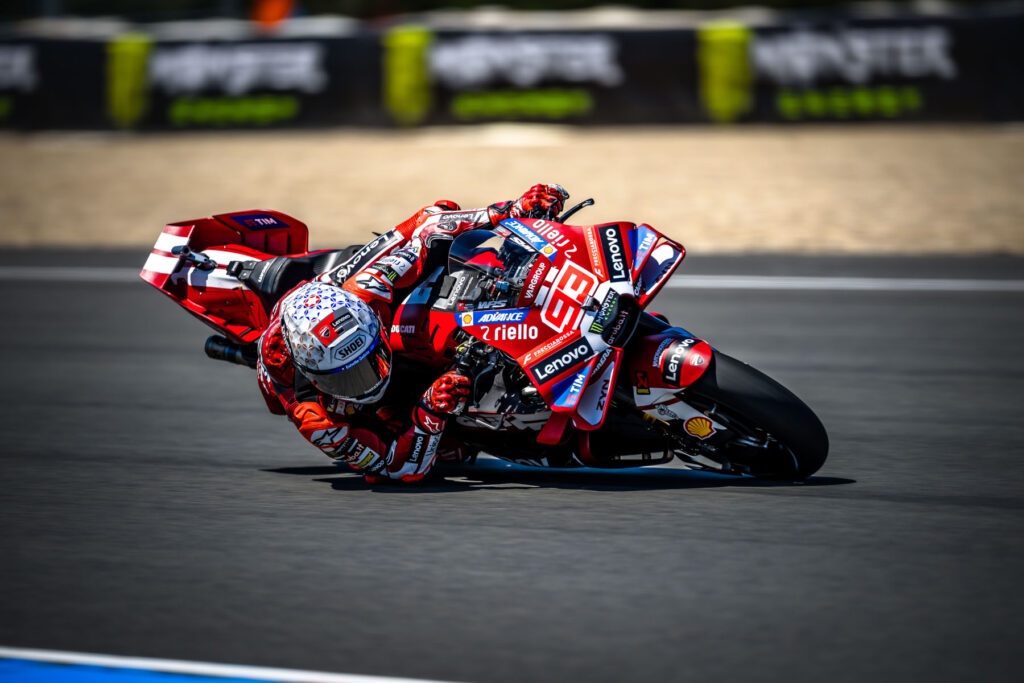 Marc Márquez w specjalnym kasku podczas Grand Prix Czech