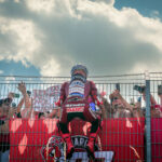 Marc Márquez świętujący zwycięstwo w Grand Prix Czech