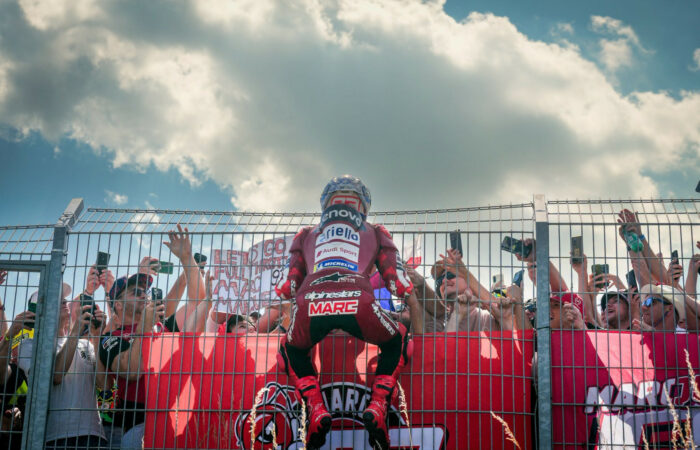 Marc Márquez świętujący zwycięstwo w Grand Prix Czech