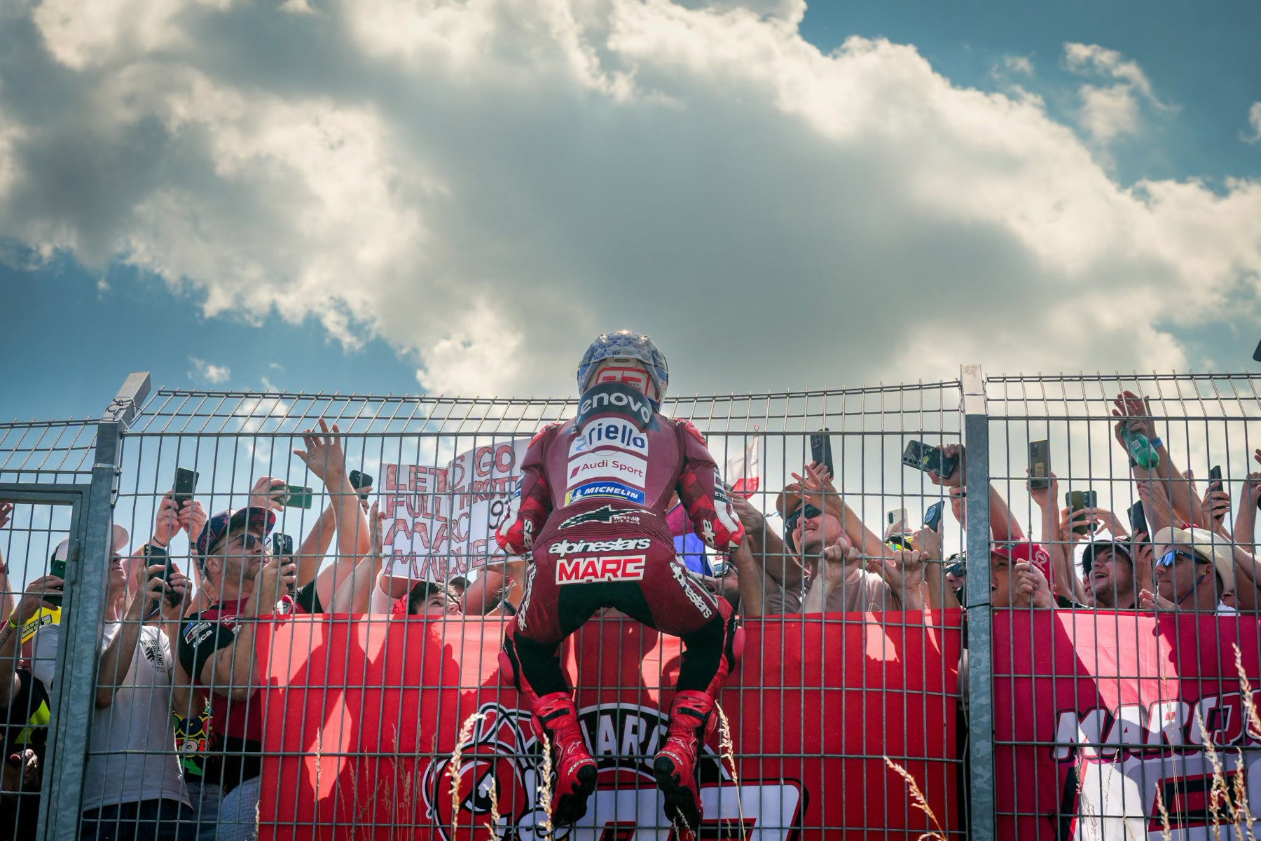 Marc Márquez świętujący zwycięstwo w Grand Prix Czech