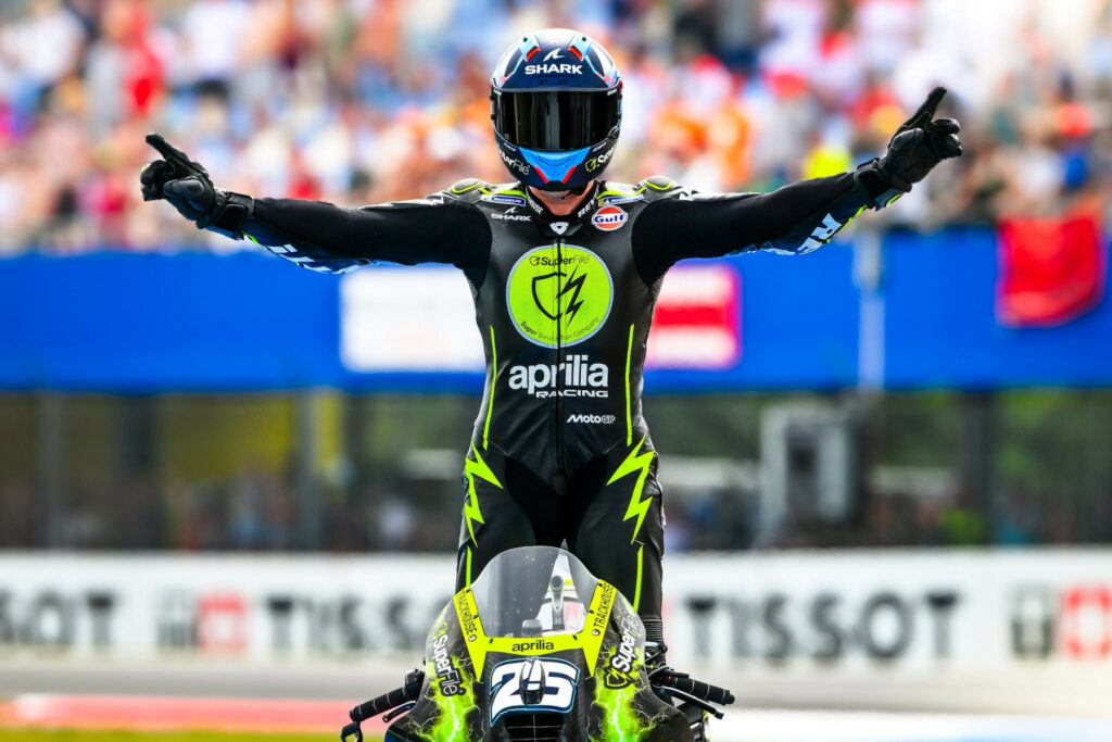 Raúl Fernández świętujący zwycięstwo w sprincie przed Grand Prix Holandii