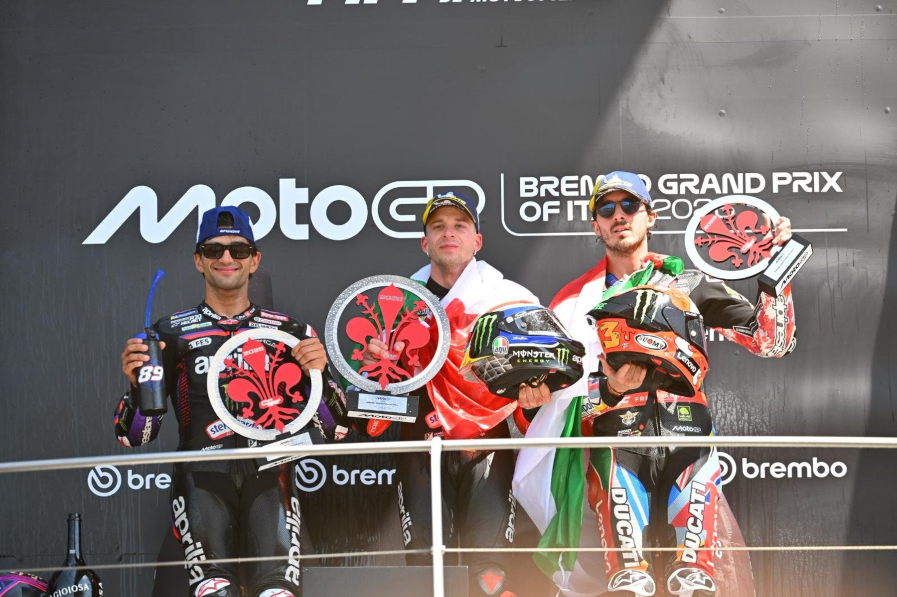 Zawodnicy celebrujący zdobycie podium podczas Grand Prix Włoch