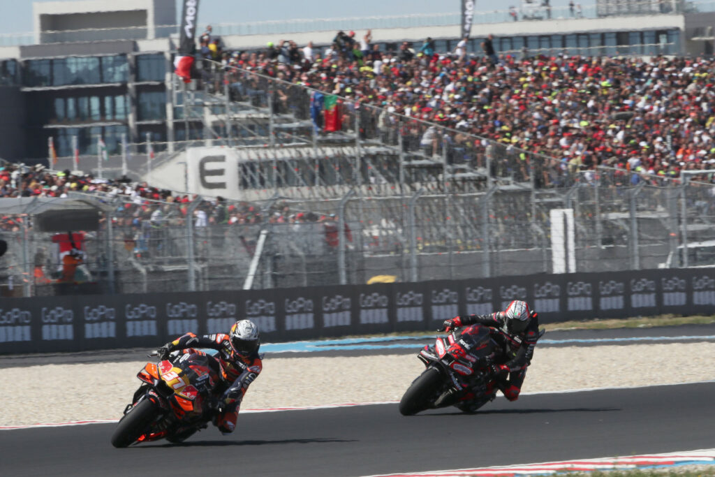 Pedro Acosta (#37) oraz Marco Bezzecchi (#72) podczas Grand Prix Węgier MotoGP 2025