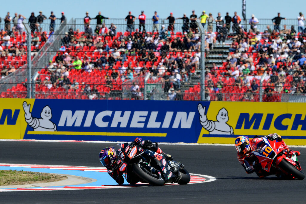 Jorge Martín (#1) oraz Luca Marini (#10) podczas Grand Prix Węgier MotoGP 2025