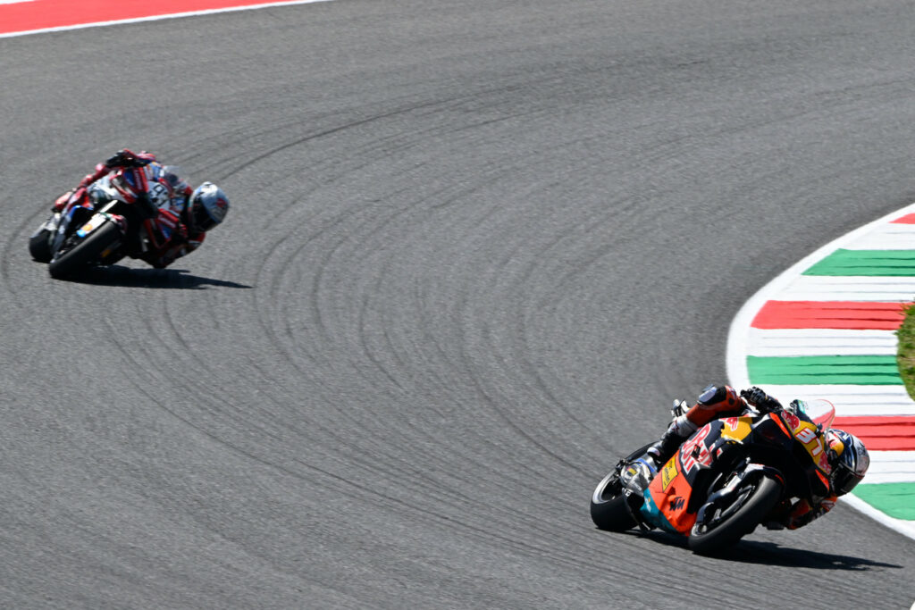 Pedro Acosta (#37) i Marc Márquez (#93) podczas Grand Prix Włoch