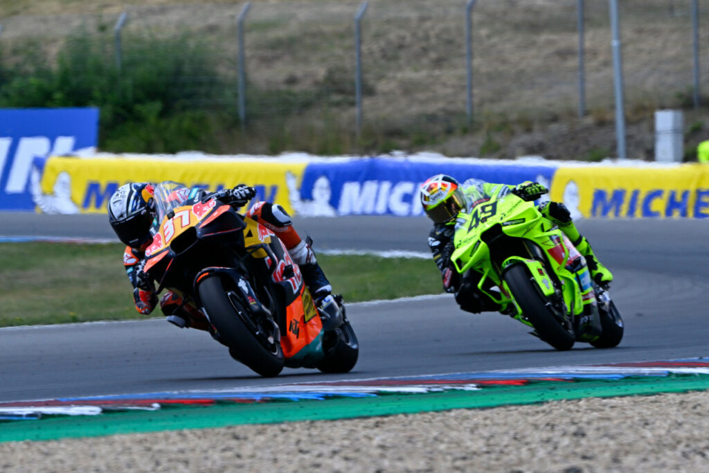 Pedro Acosta (#37) i Fabio Di Giannantonio (#49) podczas Grand Prix Czech