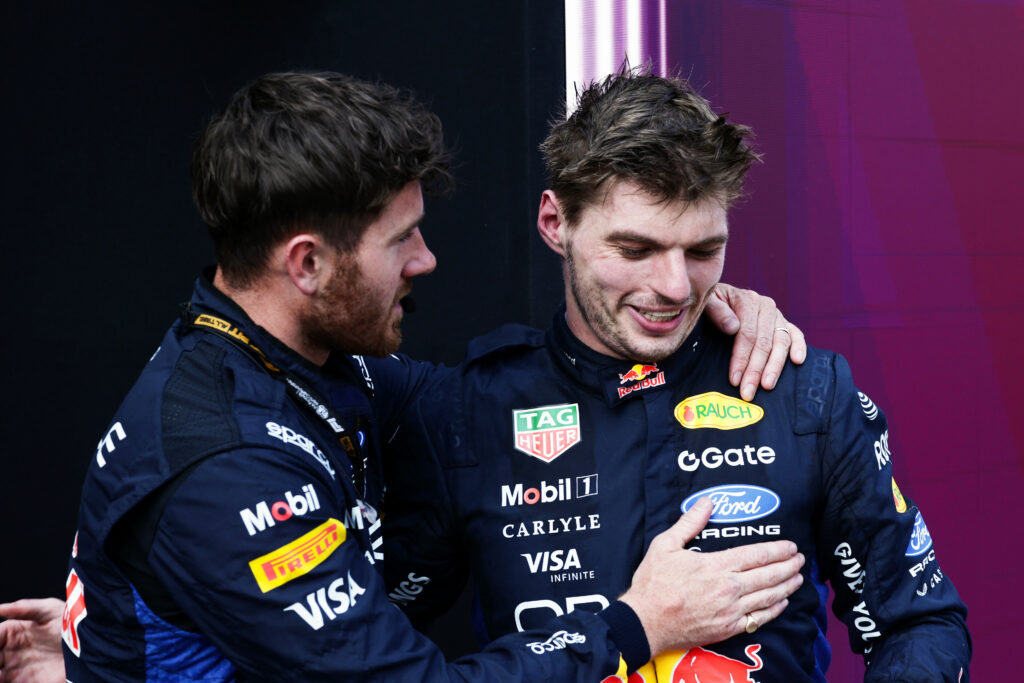 Max Verstappen i mechanik Red Bulla po Grand Prix Austrii 2026.
