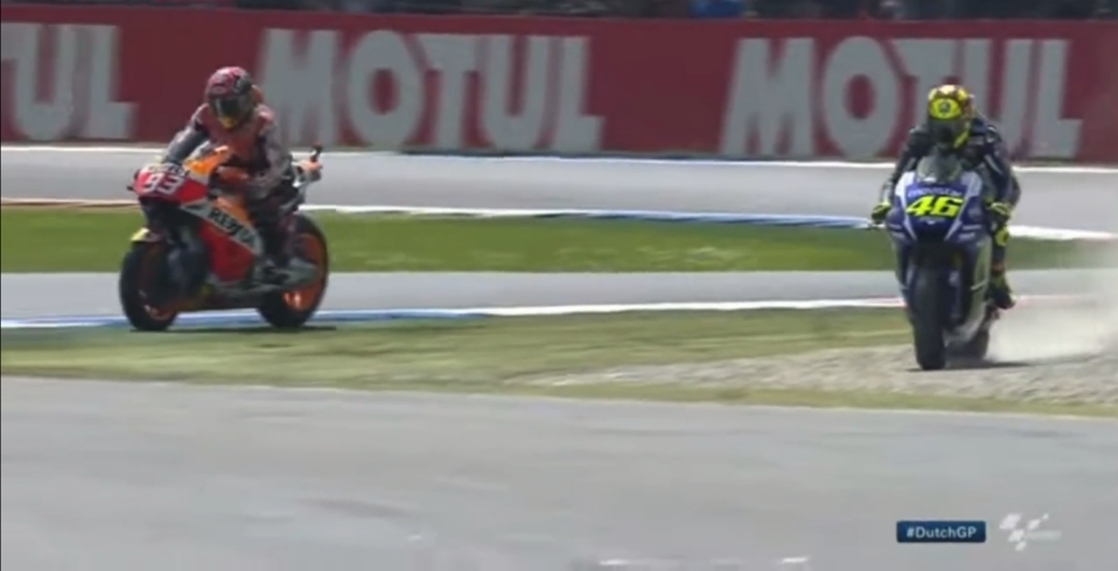 Valentino Rossi (#46) ścinający ostatnią szykanę po kontakcie z Markiem Márquezem (#93) w TT Assen 2015
