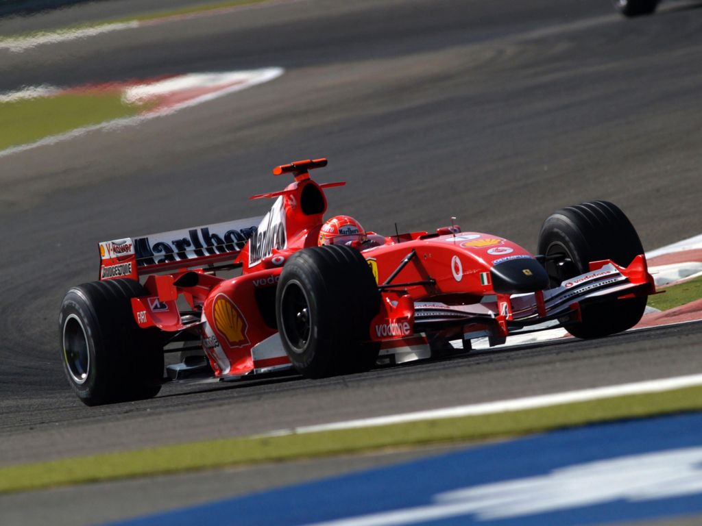 Michael Schumacher za sterami Ferrari z żałobnym nosem, w trakcie Grand Prix Bahrajnu 2005.
