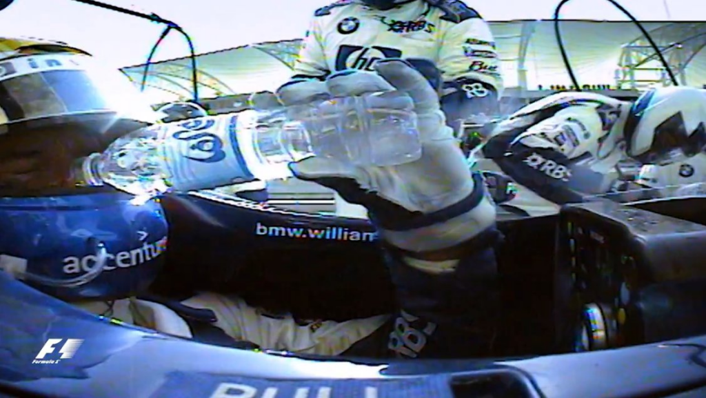 Mark Webber w trakcie pit stopu wylewający na siebie butelkę wody.

Grand Prix Bahrajnu 2005