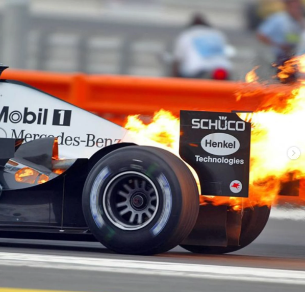 Płonące hamulce w trakcie Grand Prix Bahrajnu 2005.
