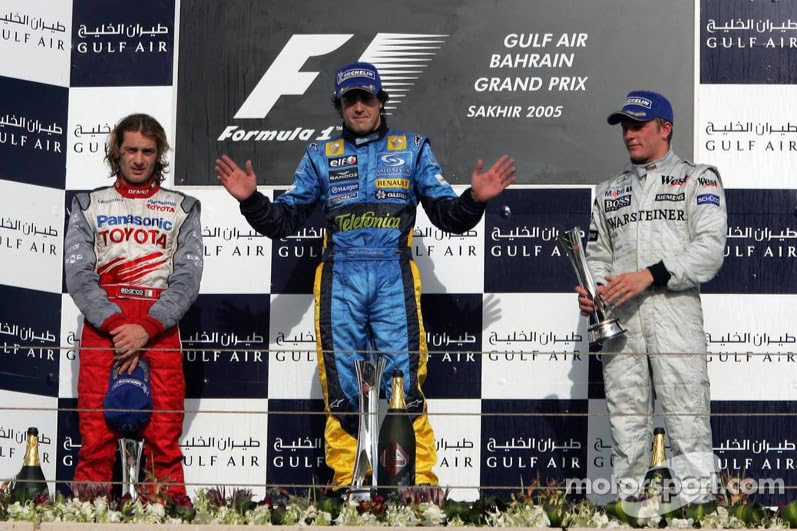 Podium po Grand Prix Bahrajnu 2005 – Jarno Trulli, Fernando Alonso i Kimi Räikkönen.