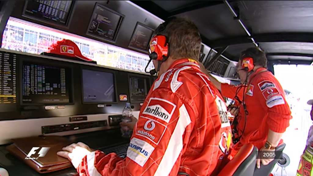 Szef Ferrari, Jean Todt, trzymający butelkę wody w trakcie Grand Prix Bahrajnu 2005.
