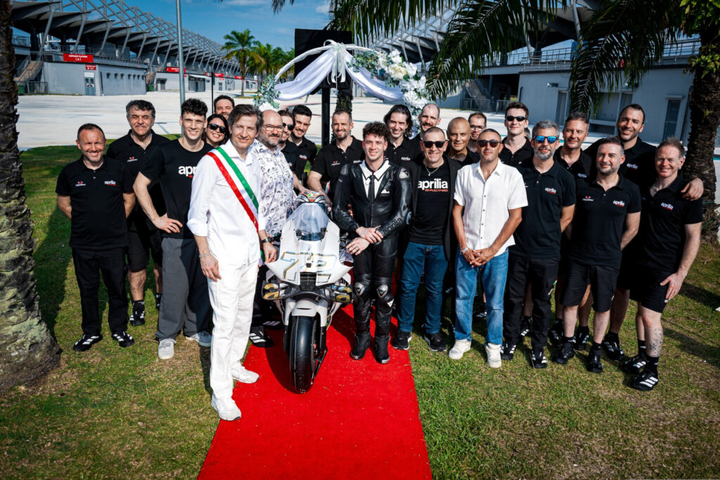 Marco Bezzecchi podczas "ślubu" ze swoim motocyklem