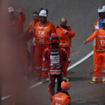 Marc Márquez powracający do motocykla po świętowaniu zwycięstwa w Grand Prix Niemiec