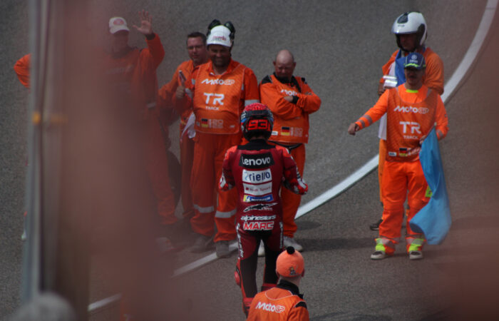 Marc Márquez powracający do motocykla po świętowaniu zwycięstwa w Grand Prix Niemiec