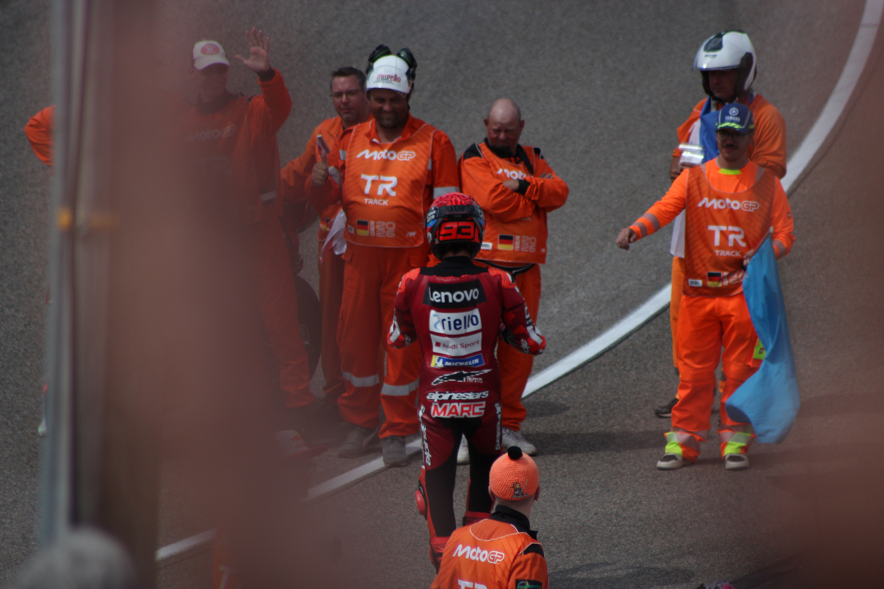 Marc Márquez powracający do motocykla po świętowaniu zwycięstwa w Grand Prix Niemiec