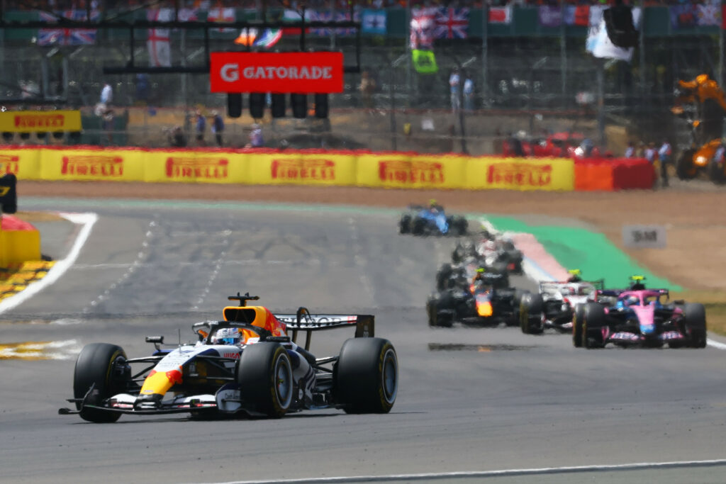 Arvid Linblad w wyścigu sprinterskim na Silverstone.