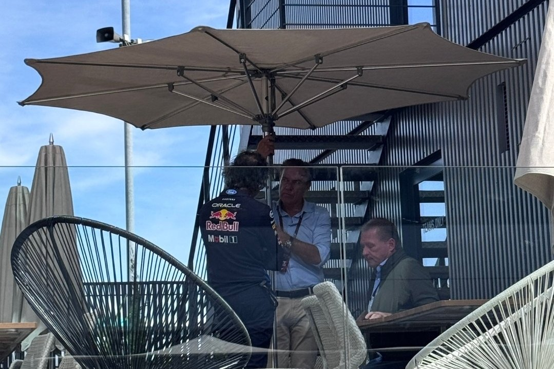 Szef Red Bulla, Laurent Mekies, menadżer Maxa Verstappena, Raymond Vermeulen, oraz Jos Verstappen chwilę po wypadku Holendra w Grand Prix Wielkiej Brytanii.
