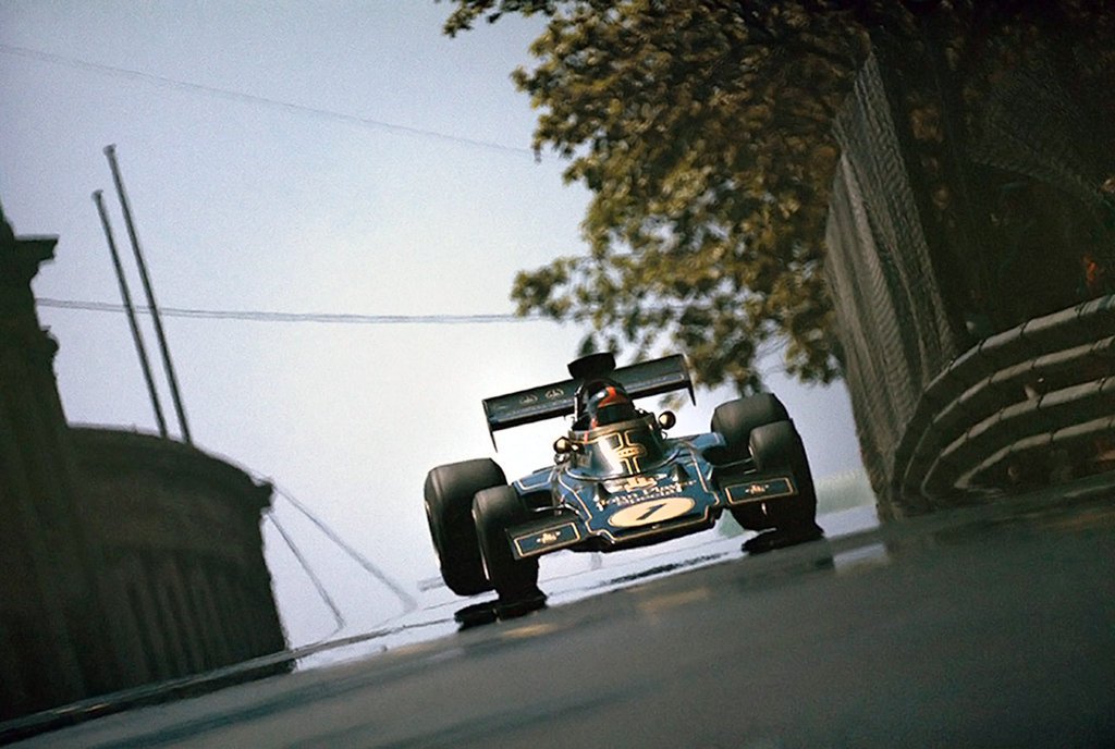Emerson Fittipaldi na torze w Montjuïc w 1973 roku