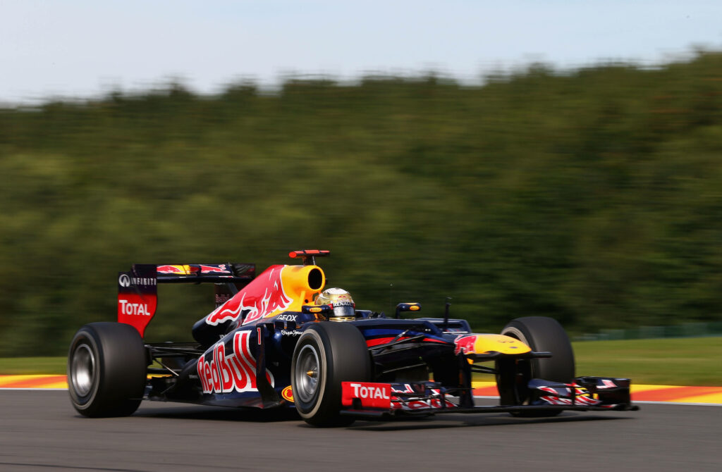 Sebastian Vettel w drodze po podium podczas Grand Prix Belgii