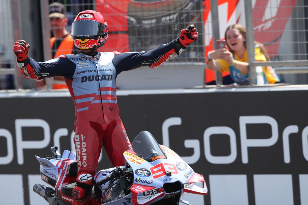 Marc Márquez świętujący pierwszy triumf na Ducati podczas Grand Prix Aragonii MotoGP 2024