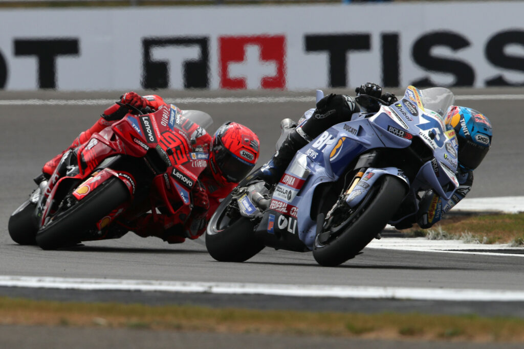 Bracia Márquezowie podczas sprintu przed Grand Prix Wielkiej Brytanii MotoGP 2025