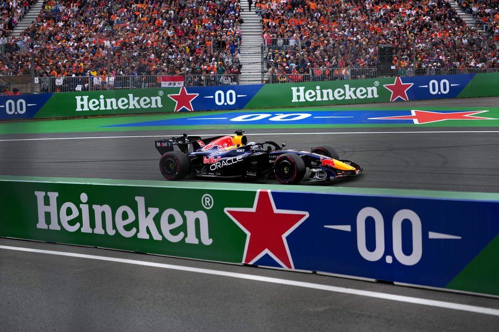 Max Verstappen wyjeżdżający na pola startowe w Grand Prix Holandii 2026.
