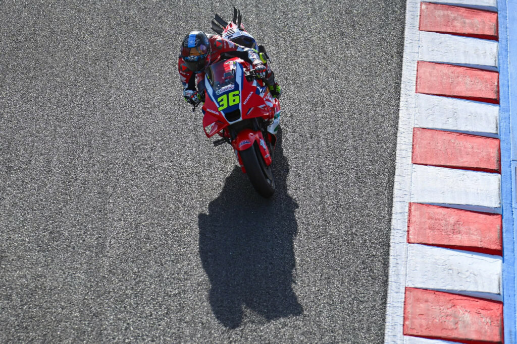 Nieobecny w ten weekend Joan Mir ubiegłoroczne Grand Prix Japonii MotoGP zakończył na podium