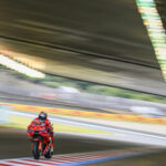 Marc Márquez przemierzający tunel toru Motegi