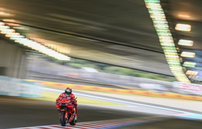 Marc Márquez przemierzający tunel toru Motegi