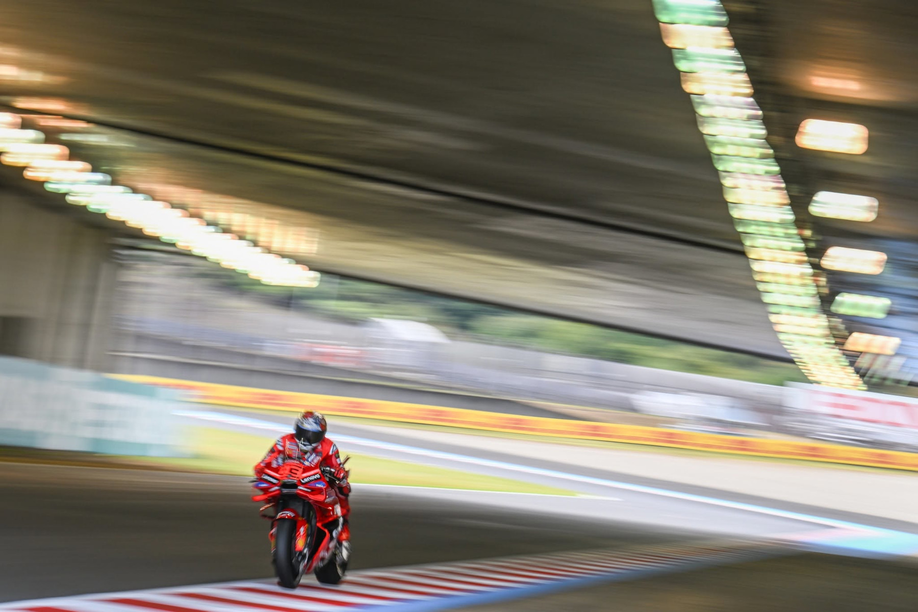 Marc Márquez przemierzający tunel toru Motegi