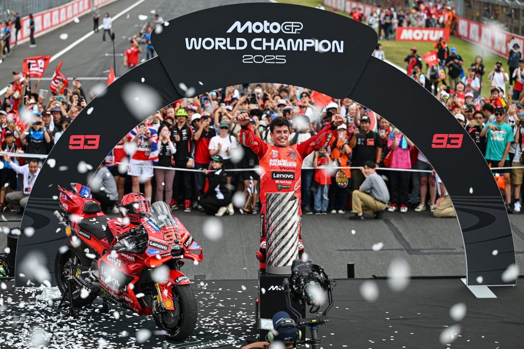 Marc Márquez świętujący dziewiąty tytuł mistrzowski po zakończeniu Grand Prix Japonii MotoGP 2025