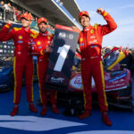 Załoga Ferrari #51 świętująca triumf w Lone Star Le Mans