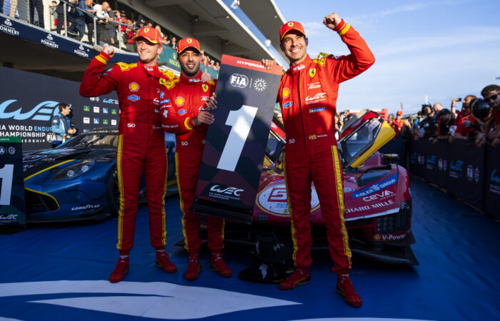 Załoga Ferrari #51 świętująca triumf w Lone Star Le Mans