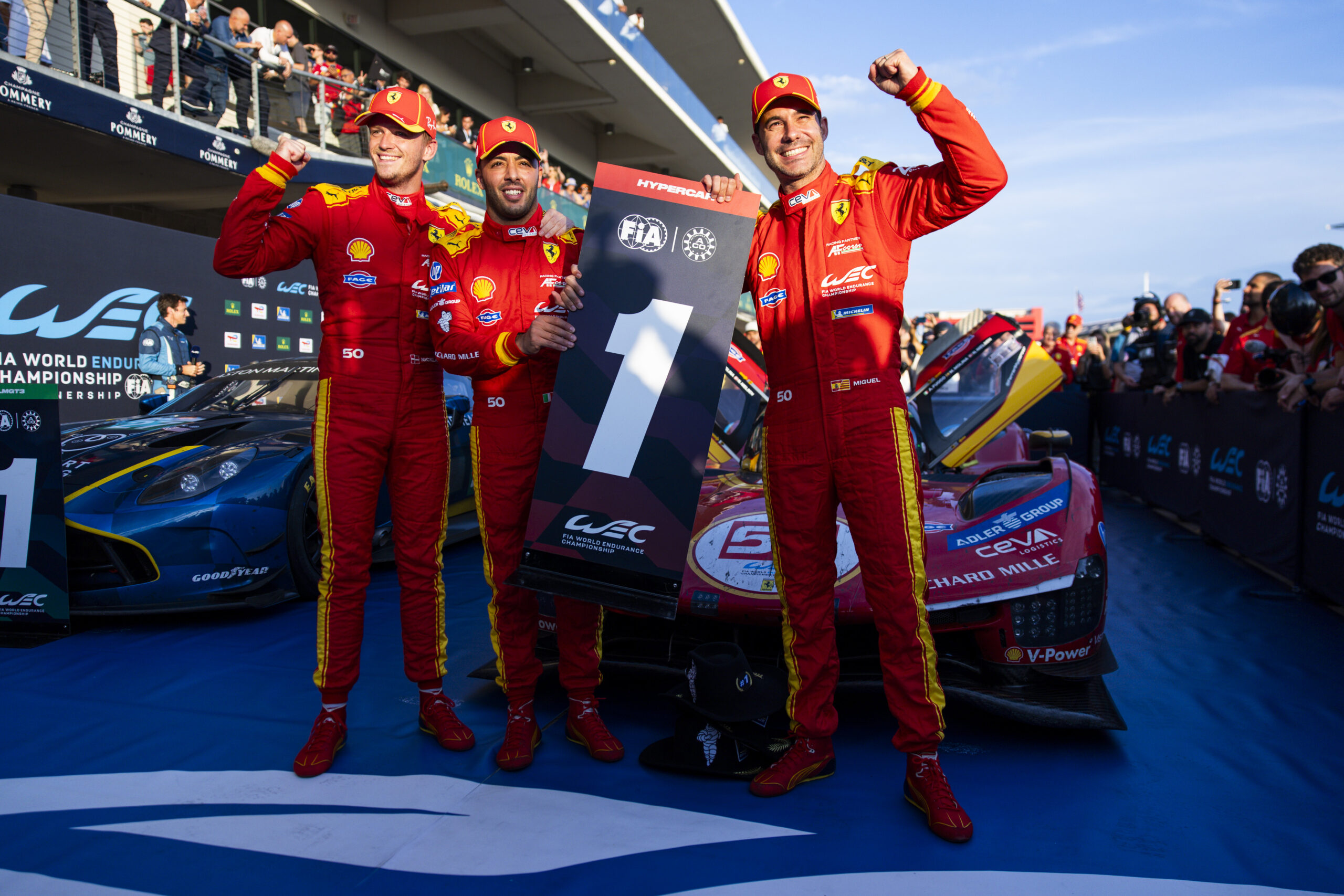 Załoga Ferrari #51 świętująca triumf w Lone Star Le Mans