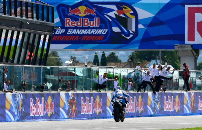 Álex Márquez przecinający linię mety podczas Grand Prix San Marino MotoGP 2025