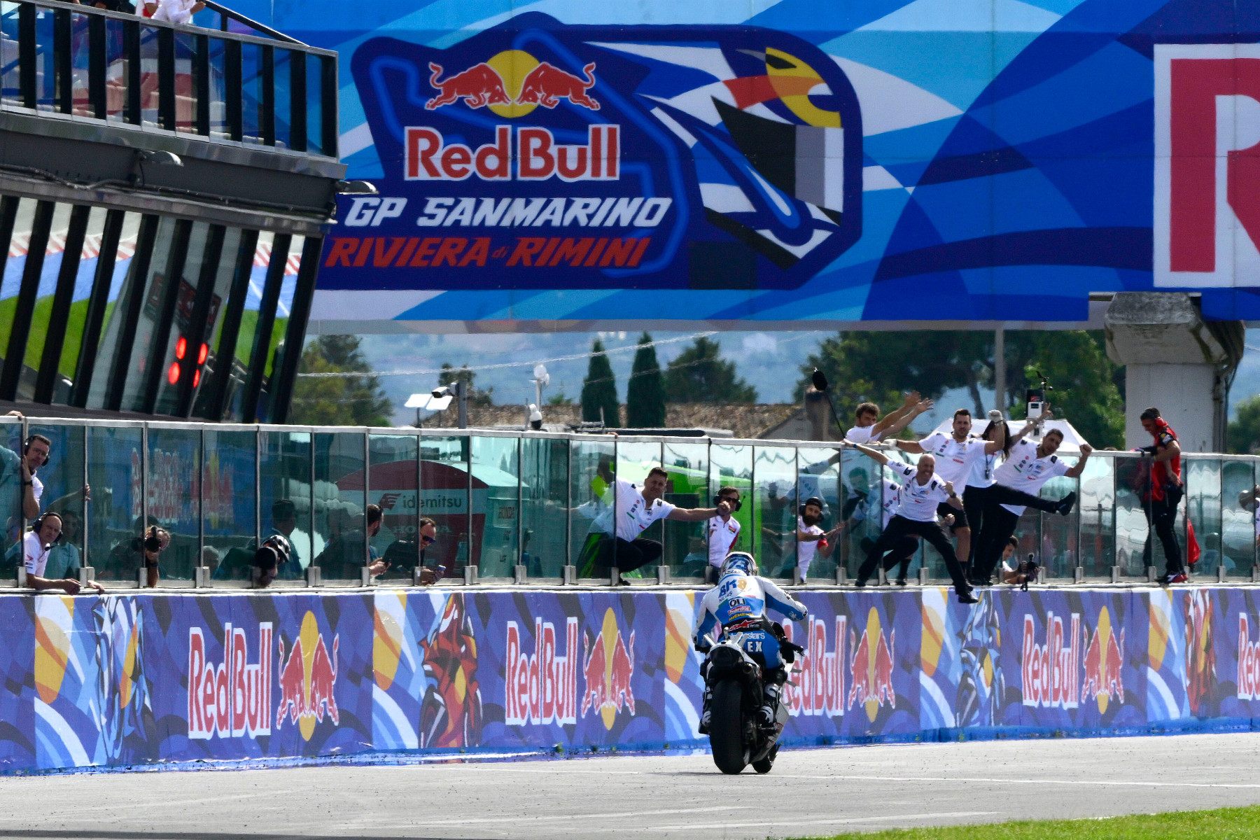 Álex Márquez przecinający linię mety podczas Grand Prix San Marino MotoGP 2025