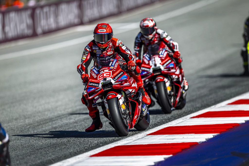 Zawodnicy fabrycznego zespołu Ducati na torze