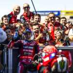 Marc Márquez świętujący zwycięstwo w Grand Prix Aragonii