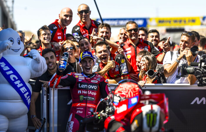 Marc Márquez świętujący zwycięstwo w Grand Prix Aragonii
