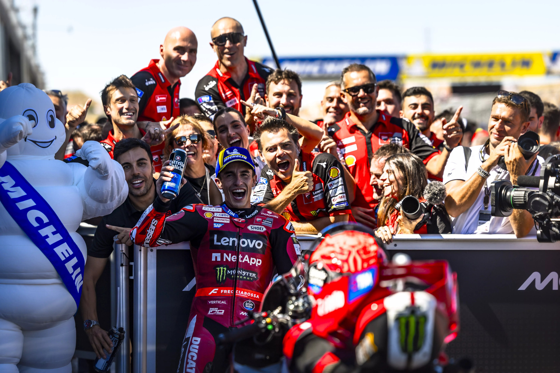 Marc Márquez świętujący zwycięstwo w Grand Prix Aragonii
