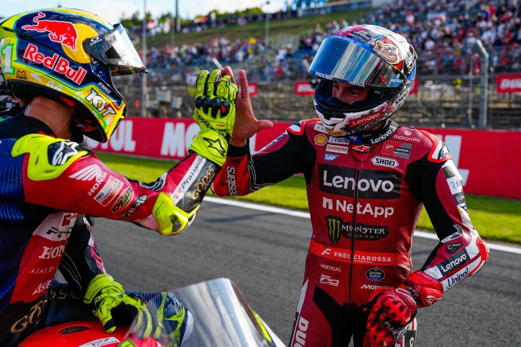 Marc Márquez i Diogo Moreira świętujący podium w sprincie