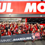 Marc Márquez świętujący zwycięstwo w Grand Prix Japonii z zespołem
