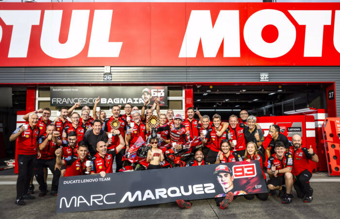 Marc Márquez świętujący zwycięstwo w Grand Prix Japonii z zespołem