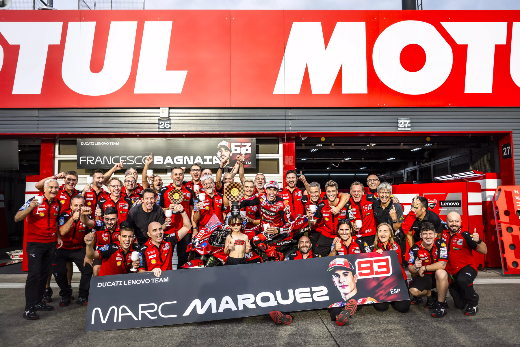 Marc Márquez świętujący zwycięstwo w Grand Prix Japonii z zespołem