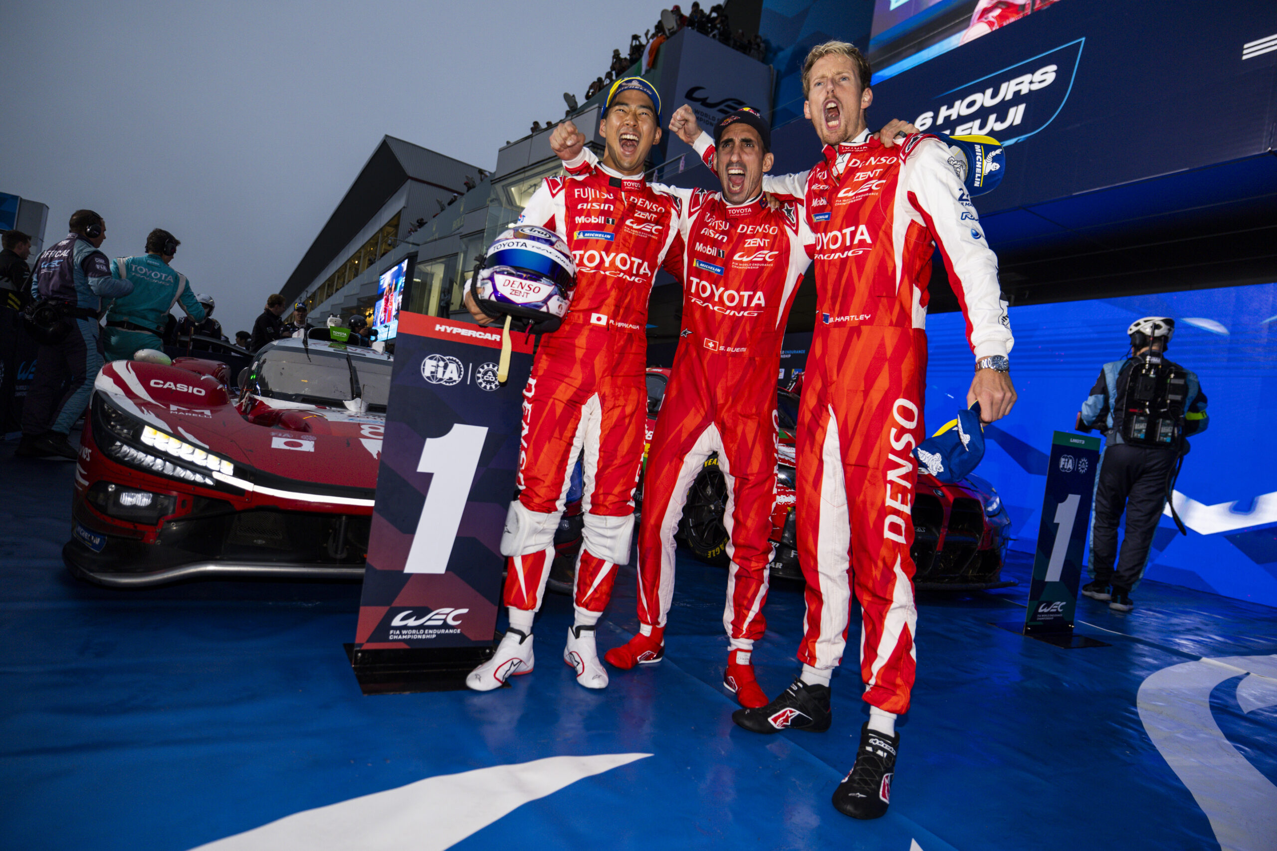 Załoga Toyoty #8 świetująca wygraną w 6 Hours of Fuji 2026