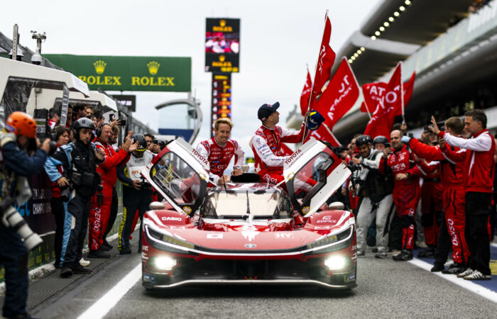Załoga Toyoty #8 świętująca wygraną w 6 Hours of Barcelona